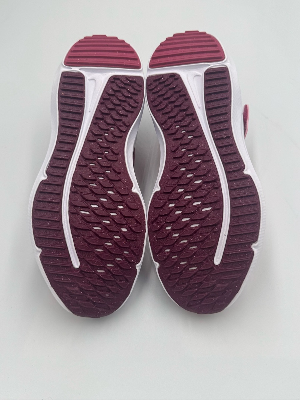 Nike Cosmic Runner Kids 1.5Y Sweet Beet Bordeaux Purple Running Shoes New - Picture 7 of 14